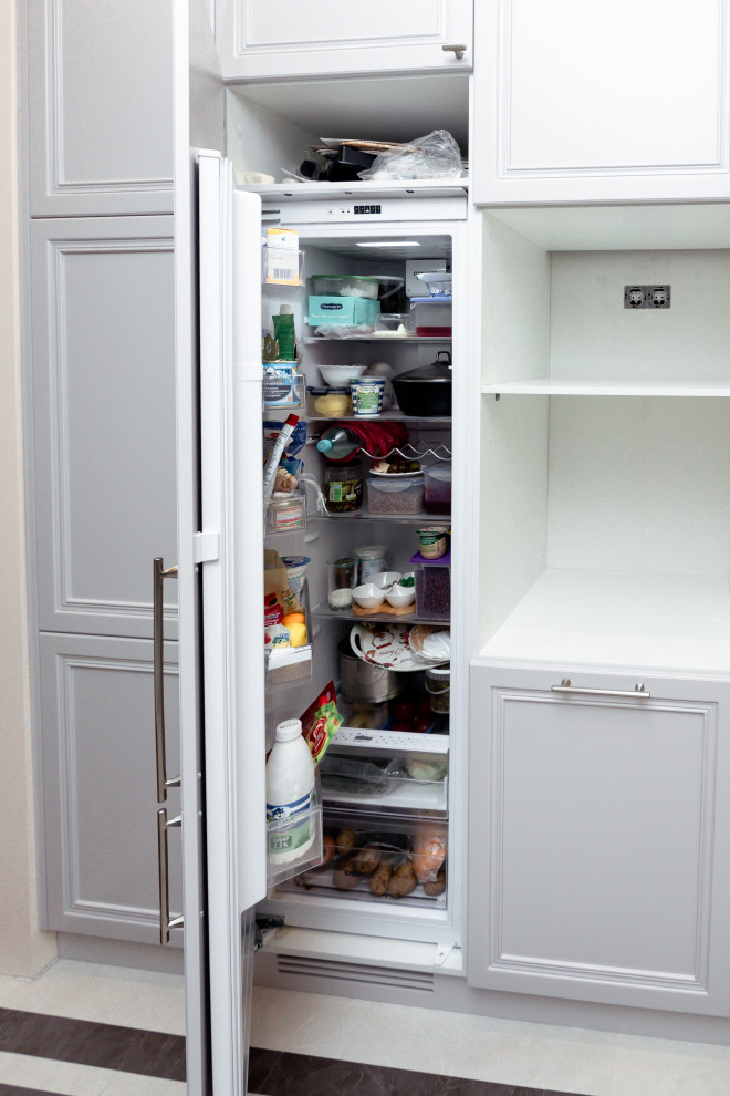 Нежно-серая кухня в неоклассическом стиле