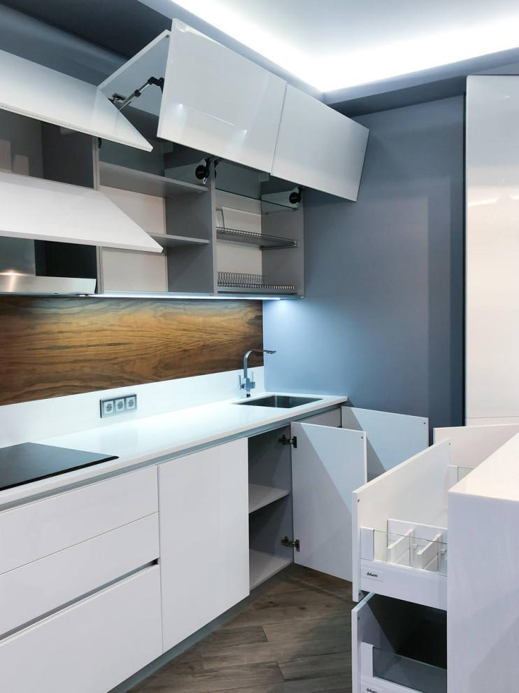 Белая островная кухня с акриловыми фасадами и шпоном в стиле минимализм.