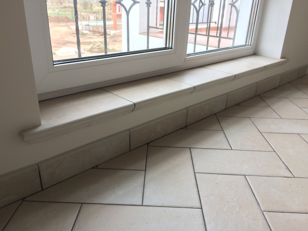 Спальня с французским балконом в средиземноморском стиле