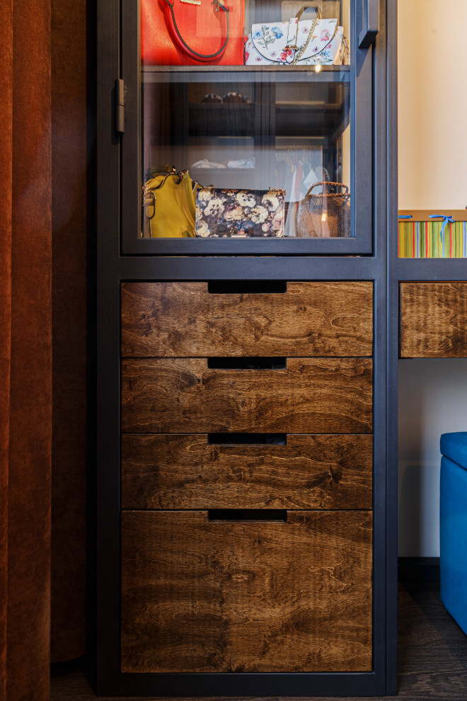 Гардеробная со стеклянными дверцами