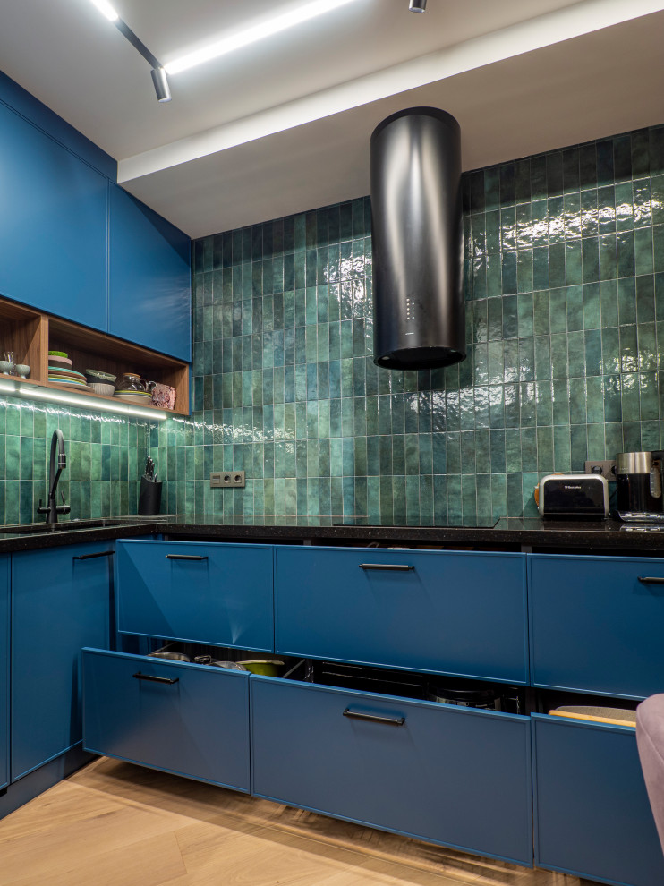 Кухня в современном стиле со встроенным аквариумом