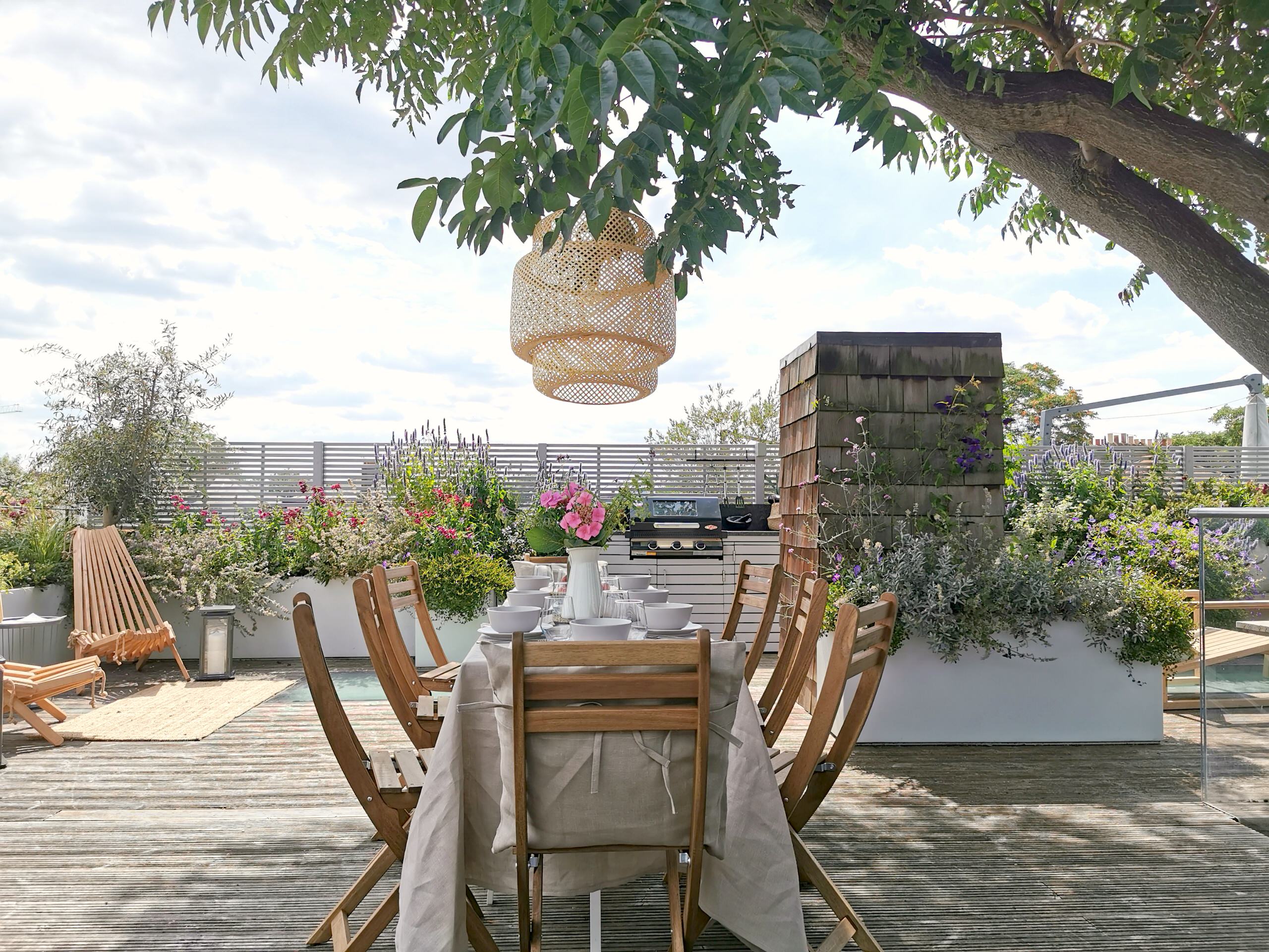 Houzz Британия: Терраса на крыше дома с деревом посередине