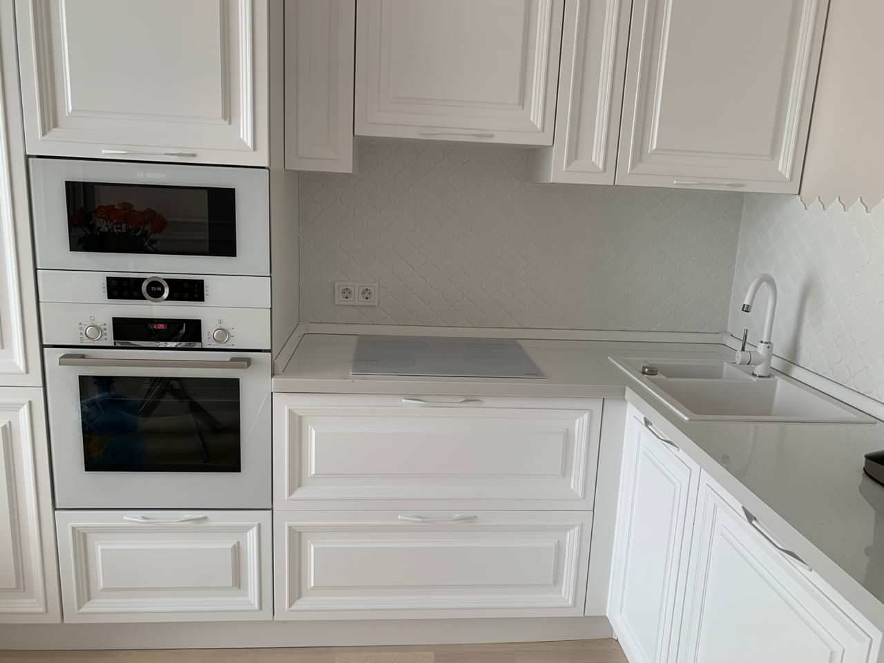 Светлая однокомнатная квартира в неоклассическом стиле