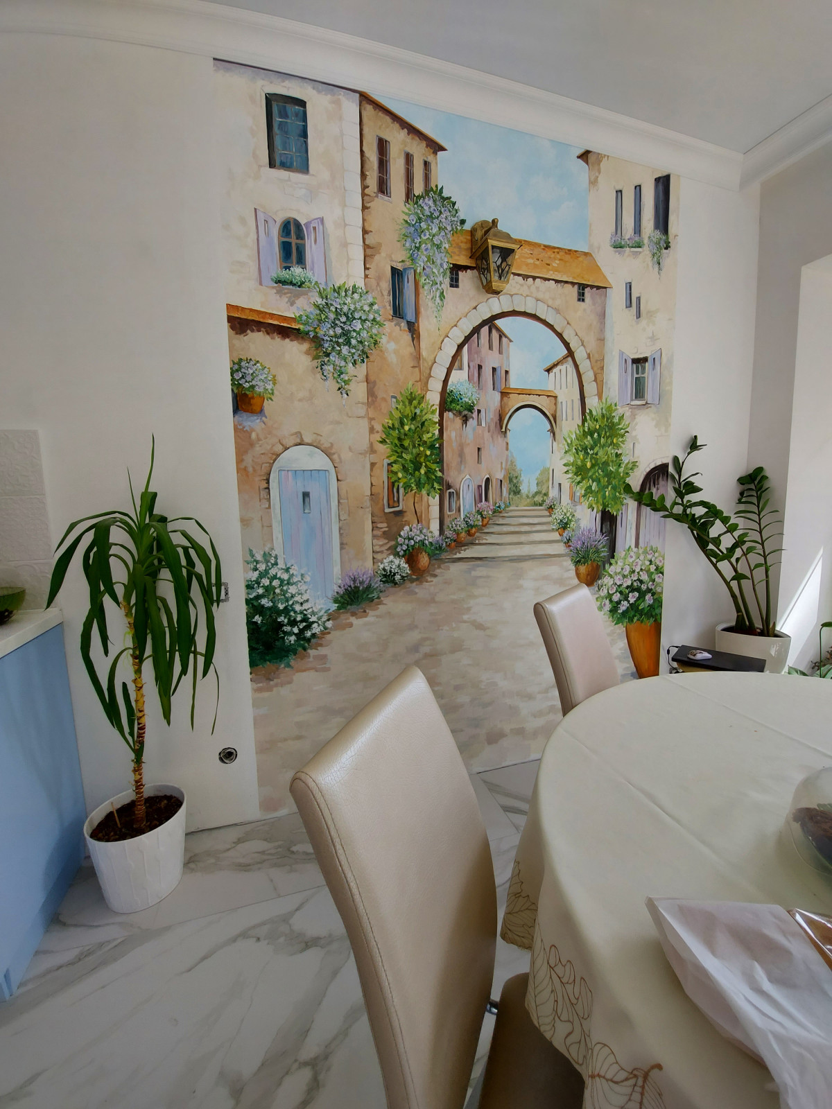 Роспись стены в столовой