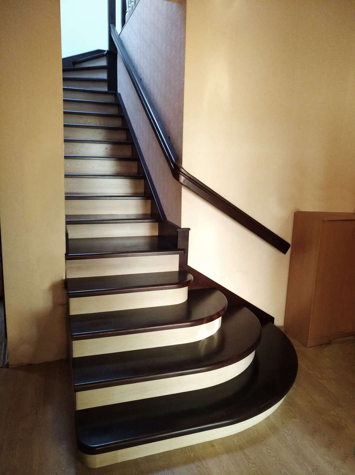 Лестница из дуба, обшивка каркаса