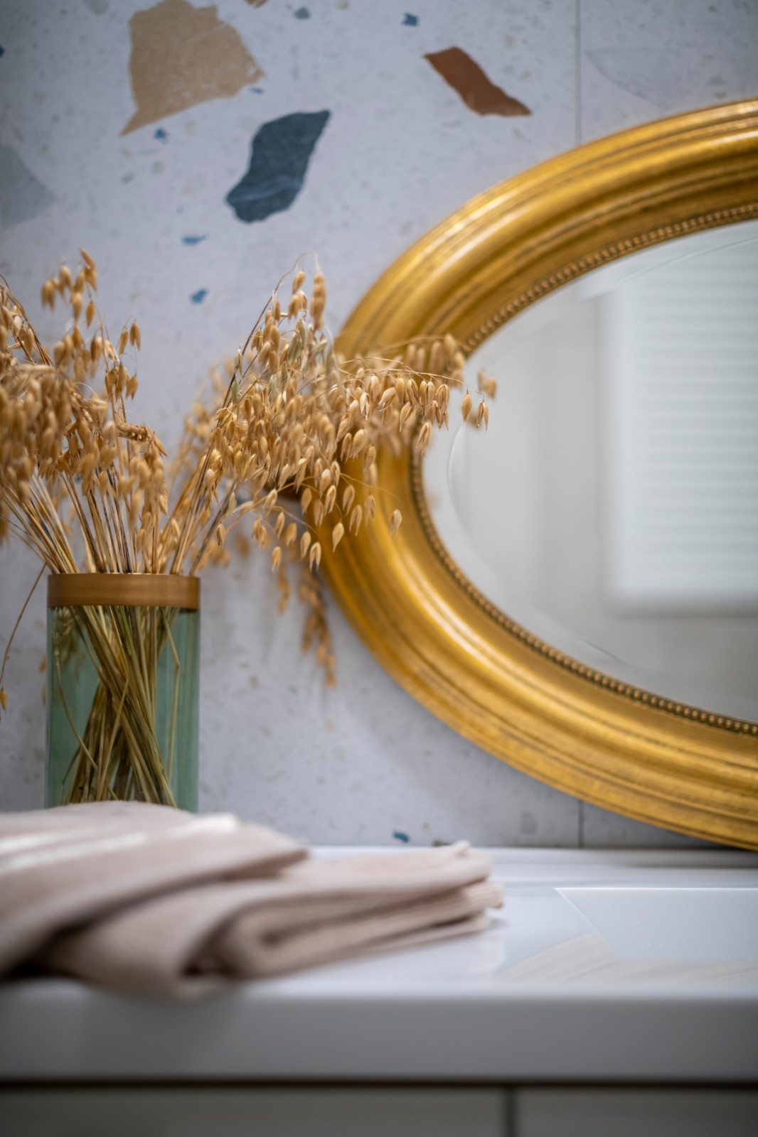 Квартира с акцентами и зеркальной дверью