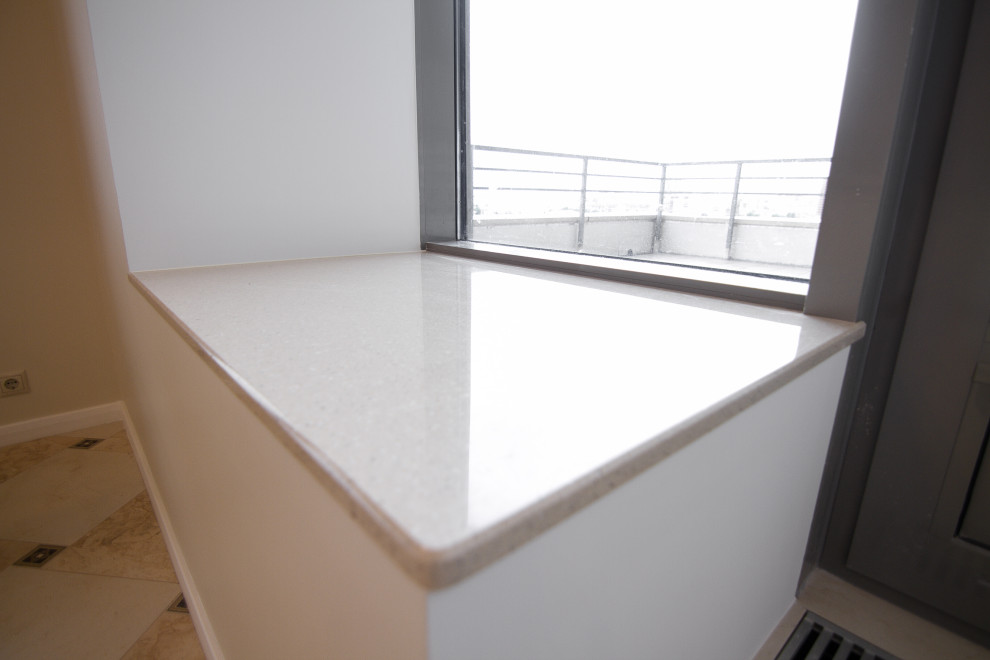 Бело-серая кухня в современном стиле