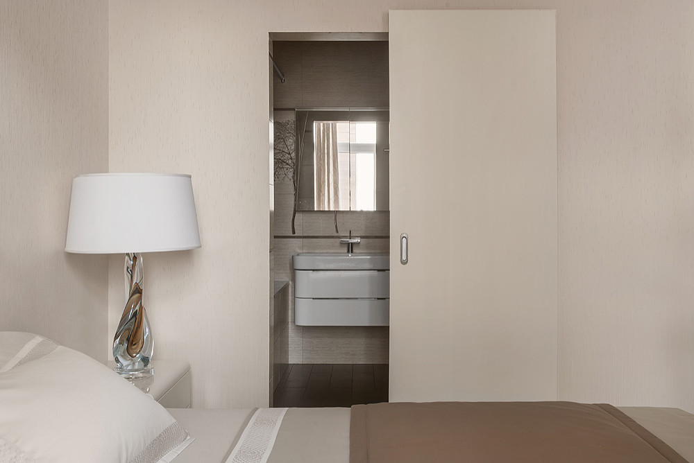 Современная квартира в Санкт-Петербурге с видом на озеро.