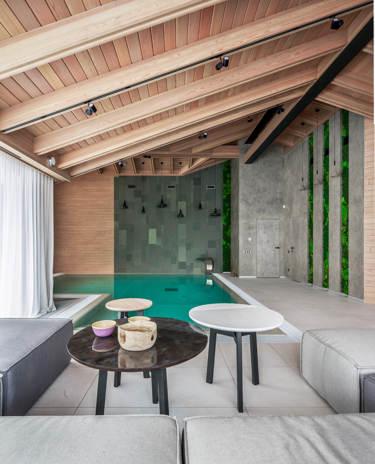 Бассейн в загородном доме