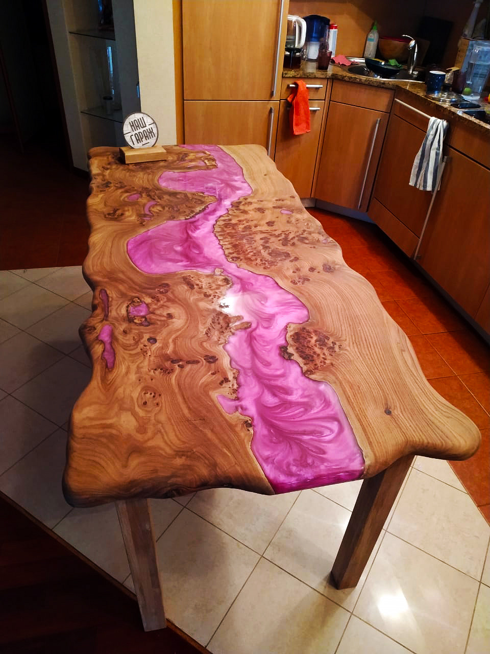Стол с эпоксидной смолой из слэбов карагача