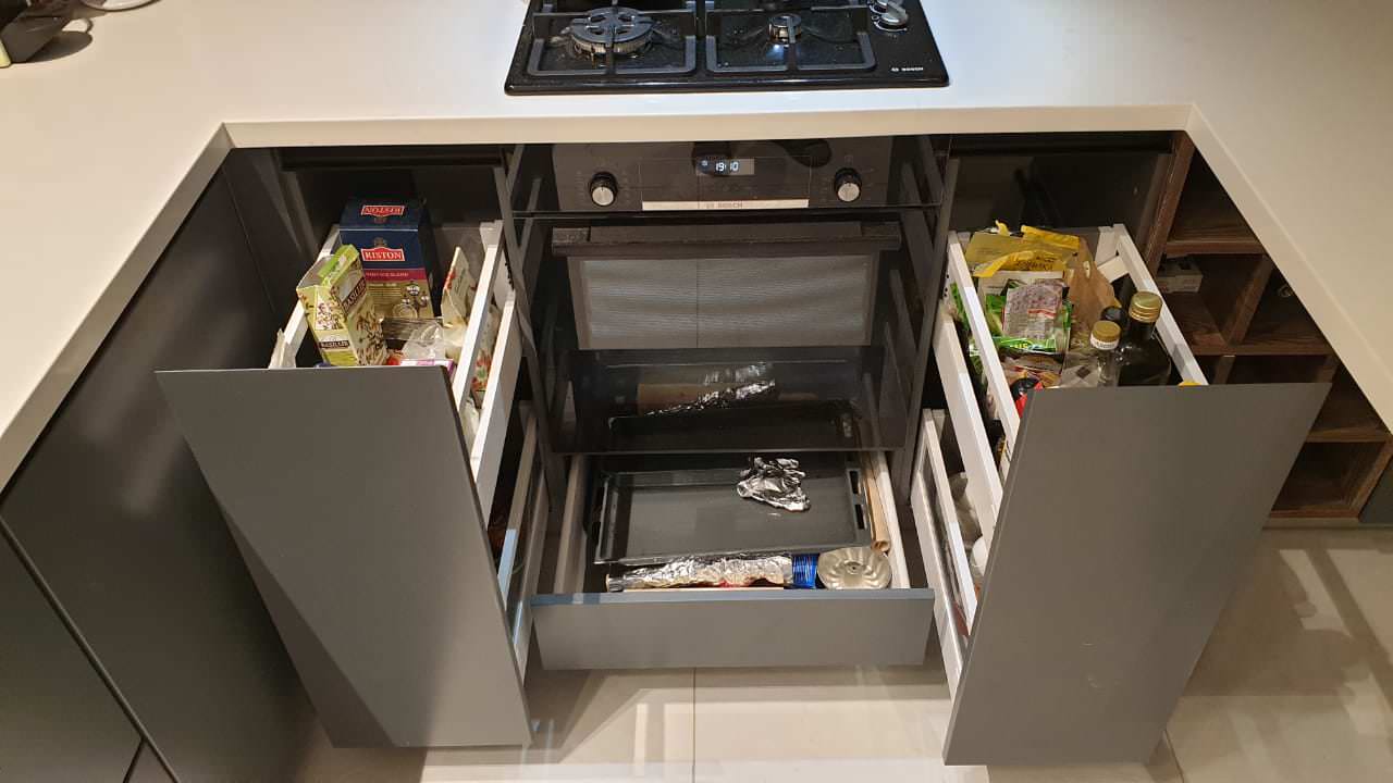 Кухня из эмали и массива.