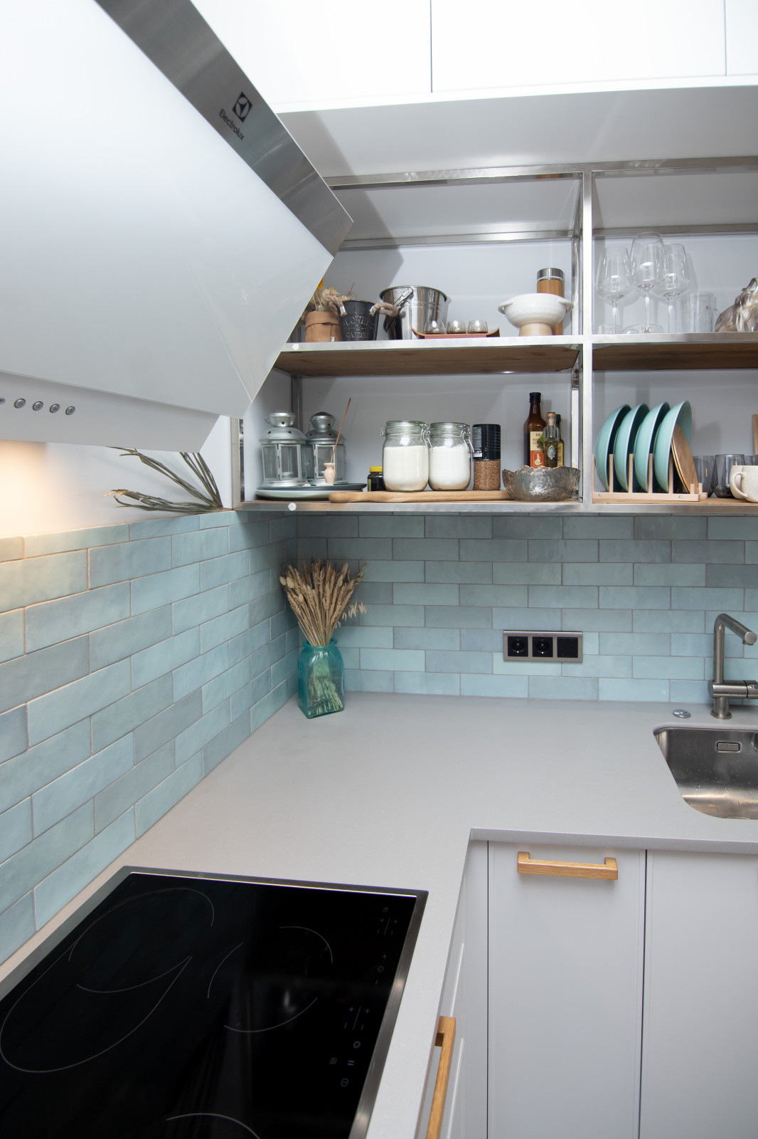 Светлая кухня в неоклассическом стиле