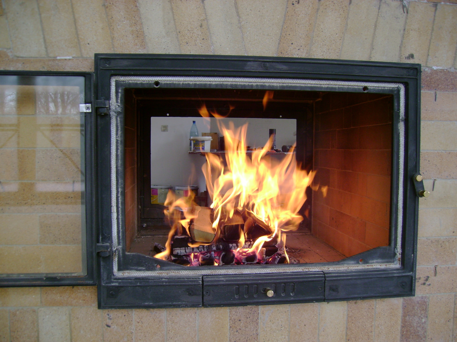 Сквозной топливник камина