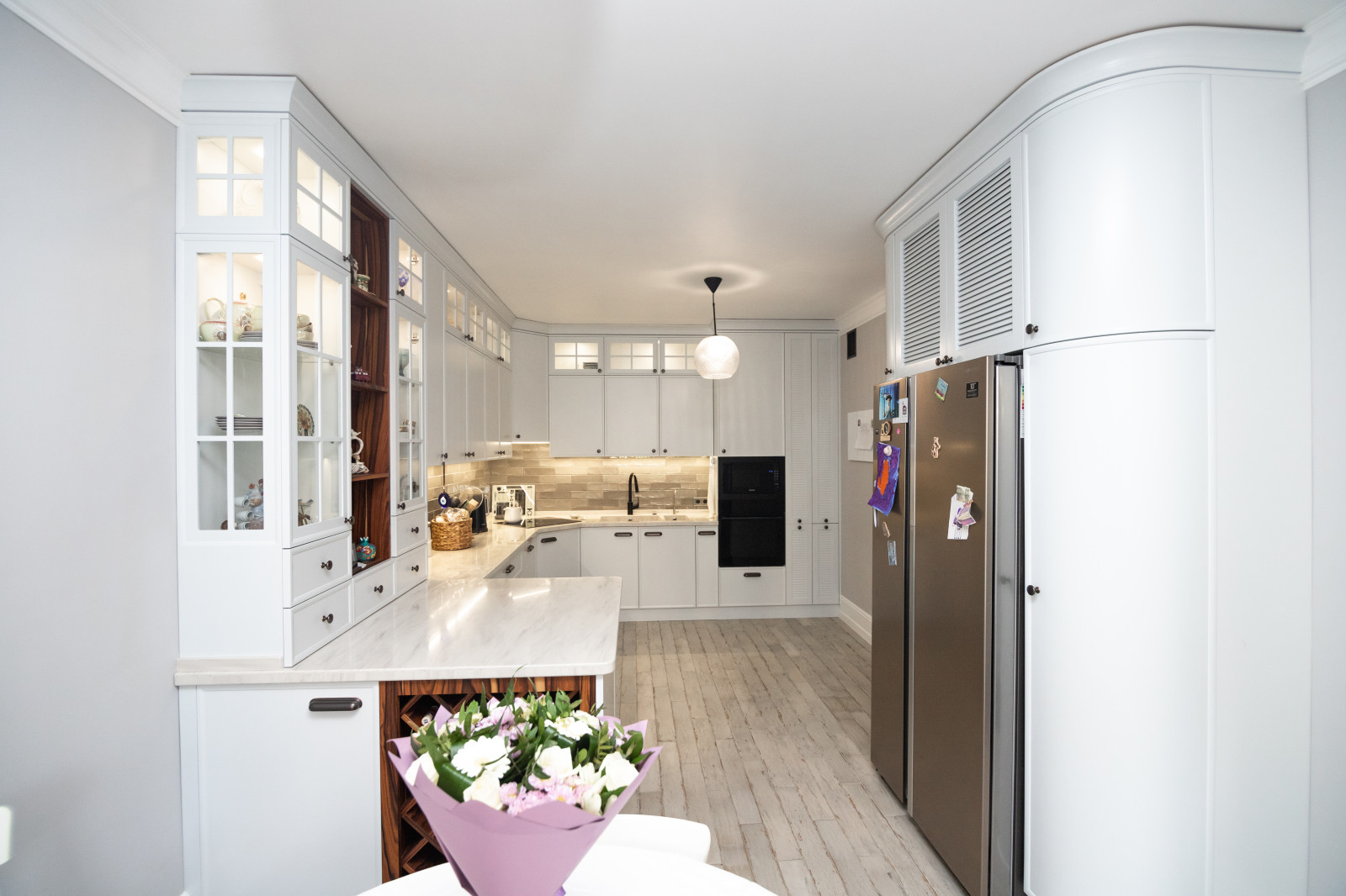 Светлая кухня с деревянными элементами