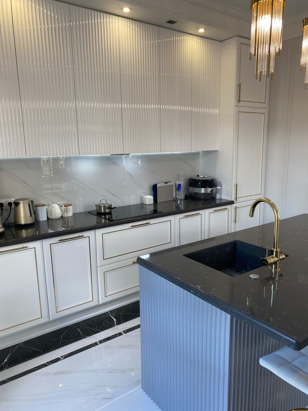 Кухня Аурелия. Латунь и эмаль глянец