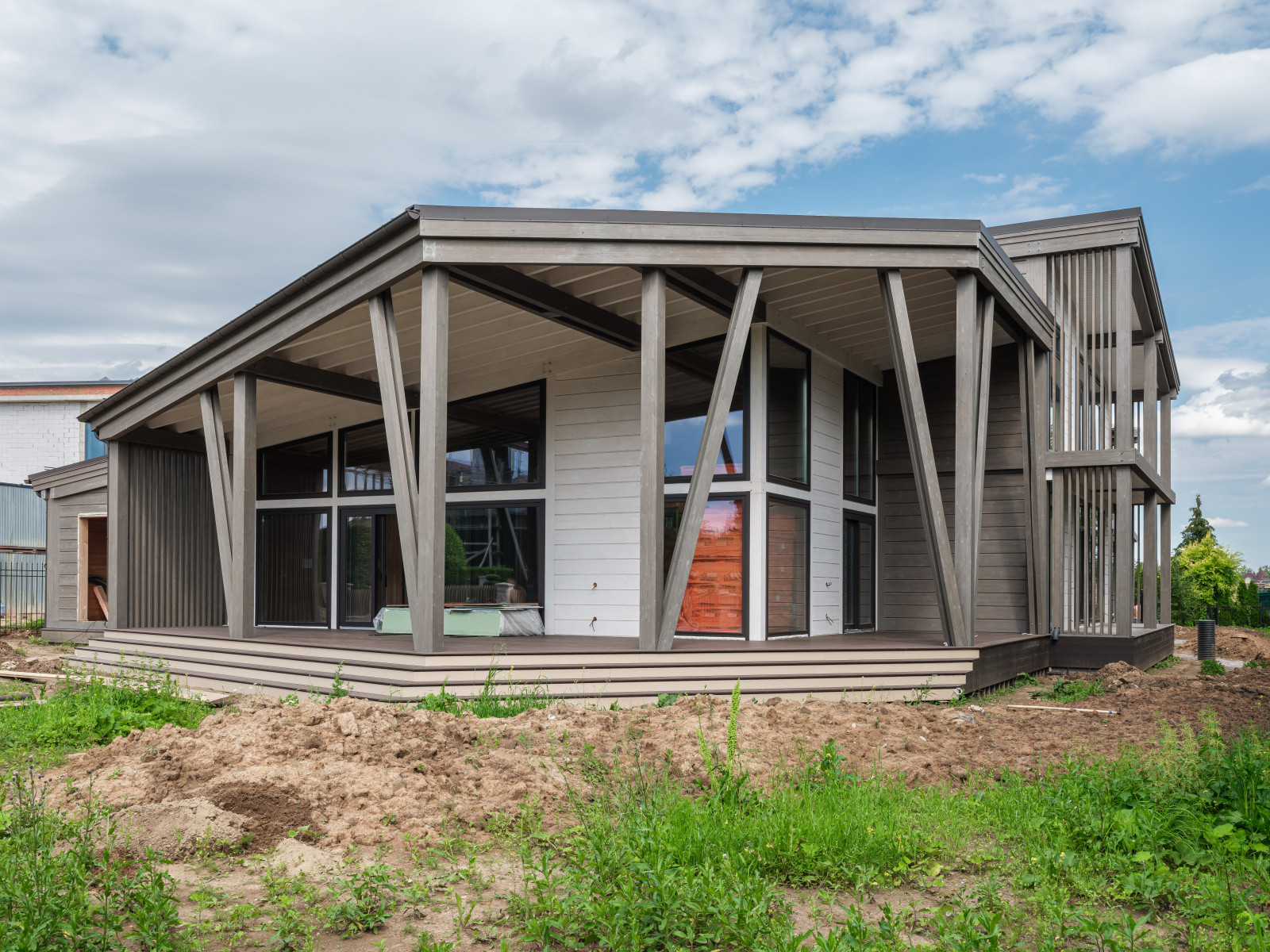 Трапецевидные окна, порталы и входные двери для современного дома