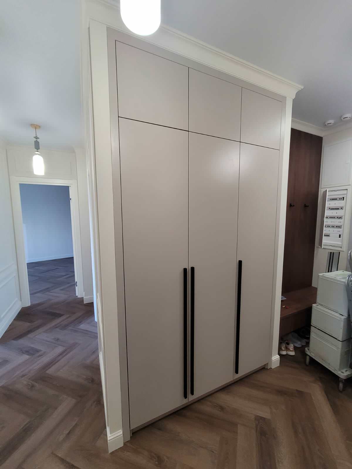 Встроенные распашные шкафы