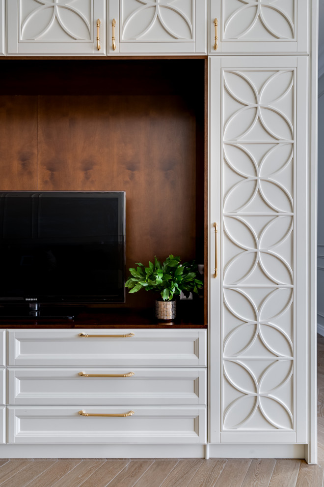 Просторная гостинная с функциональной мебелью