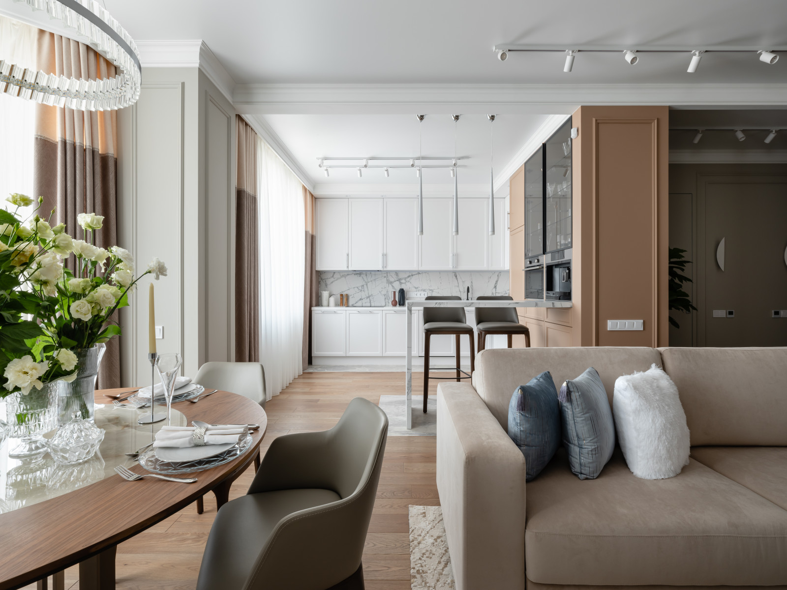 Реализация квартиры в стиле современная классика для семейной пары с ребенком