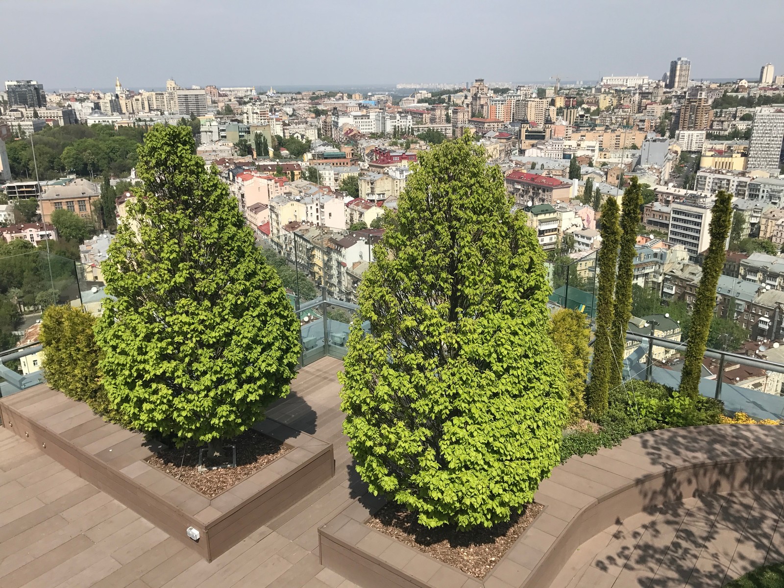 Парк на крыше жилого высотного здания.