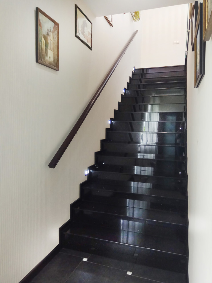 Красная кухня в пригородном поселке