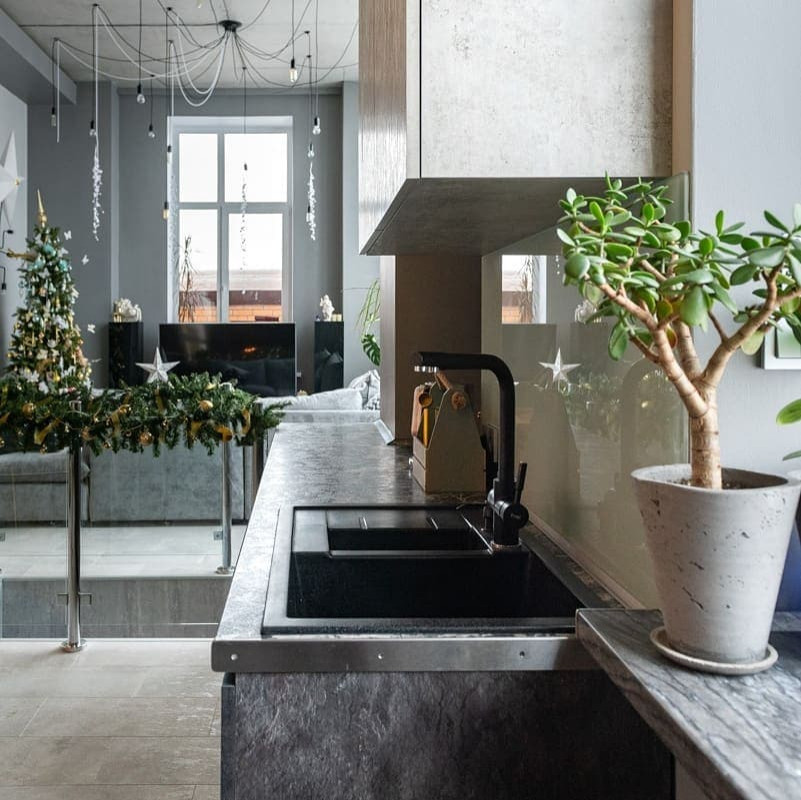 Кухня с островом в загородном доме в стиле лофт