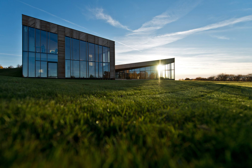 Дом с фасадным остеклением