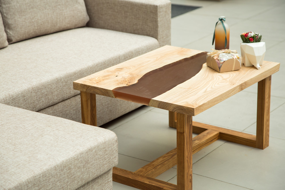 Столик из Ясеня с рекой