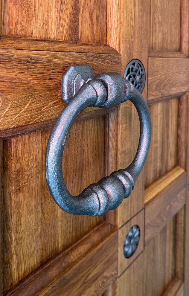 Кованые двери в Храм с витражными окнами.