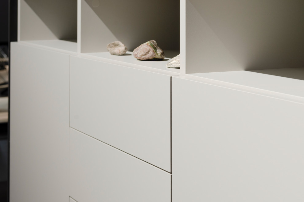 Белый комод raumplus с верхом под черный мрамор с выставки IMM Cologne 2020