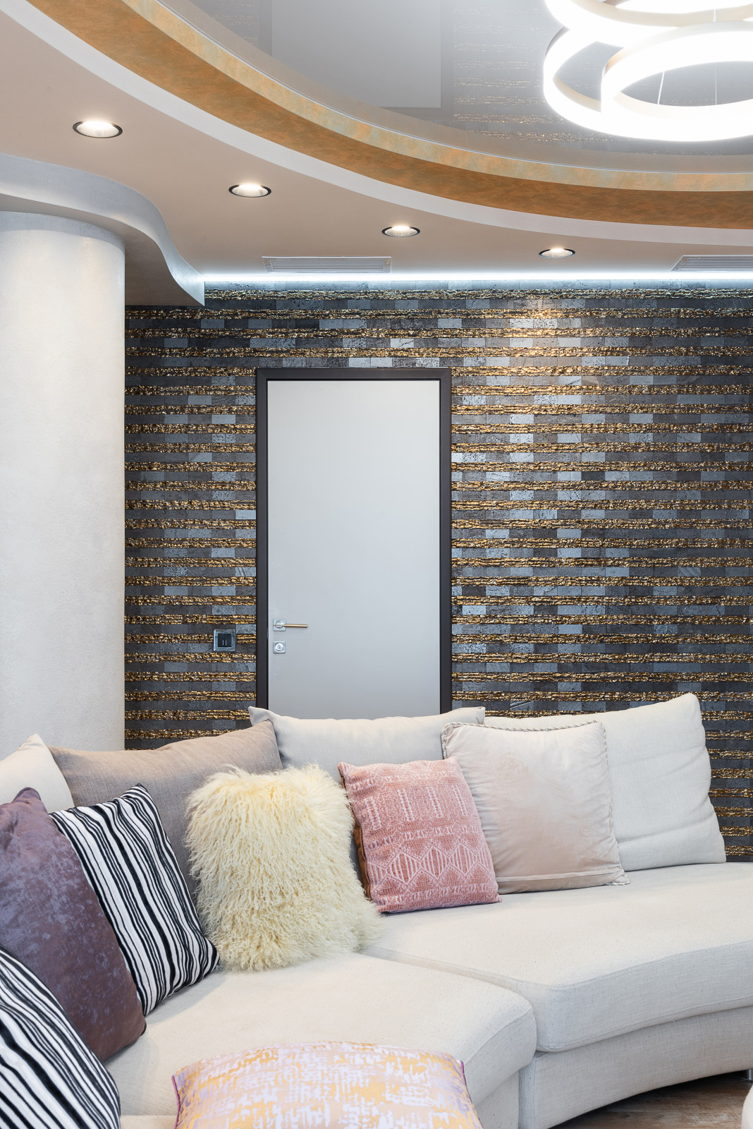 Разные полюса.