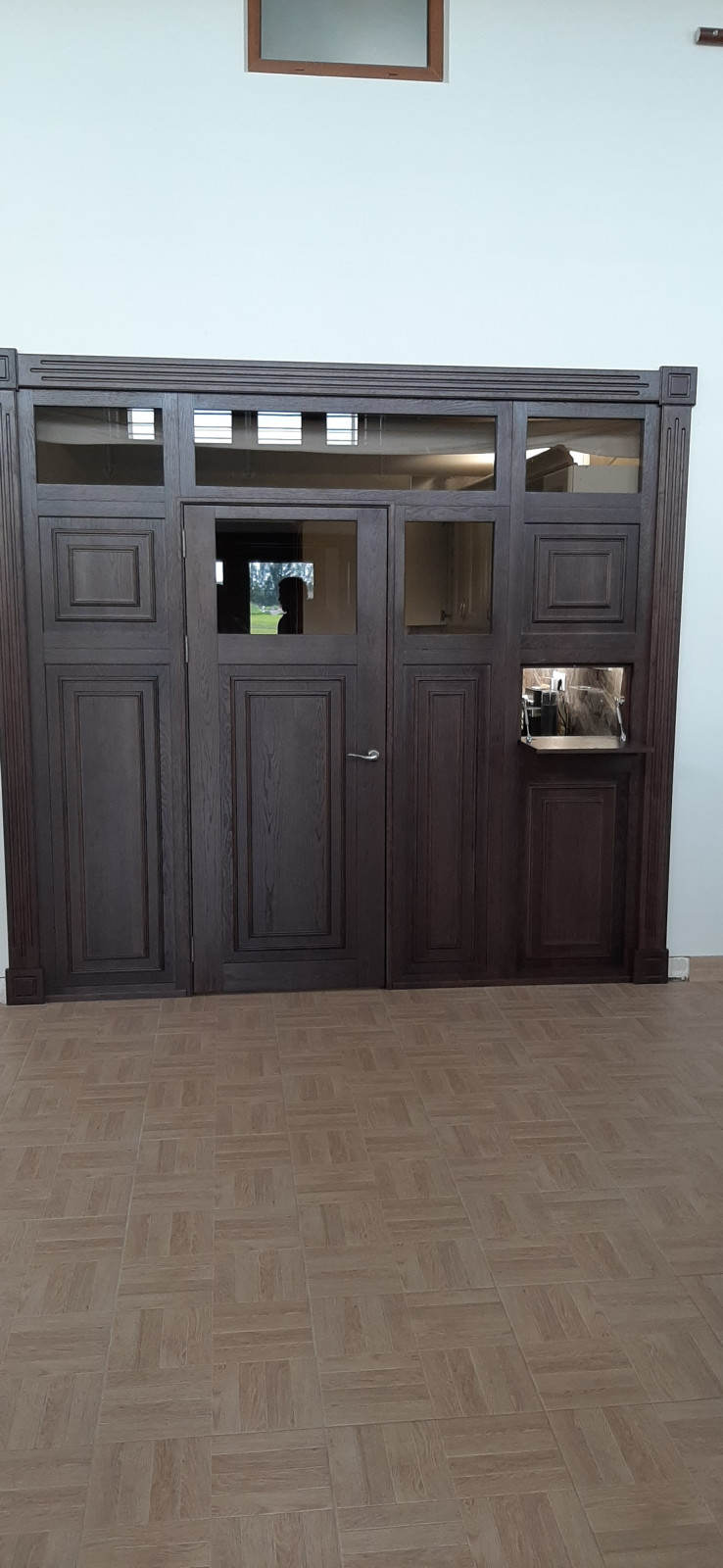 Обложка проекта: Перегородка массив дуба и шпонированный МДФ