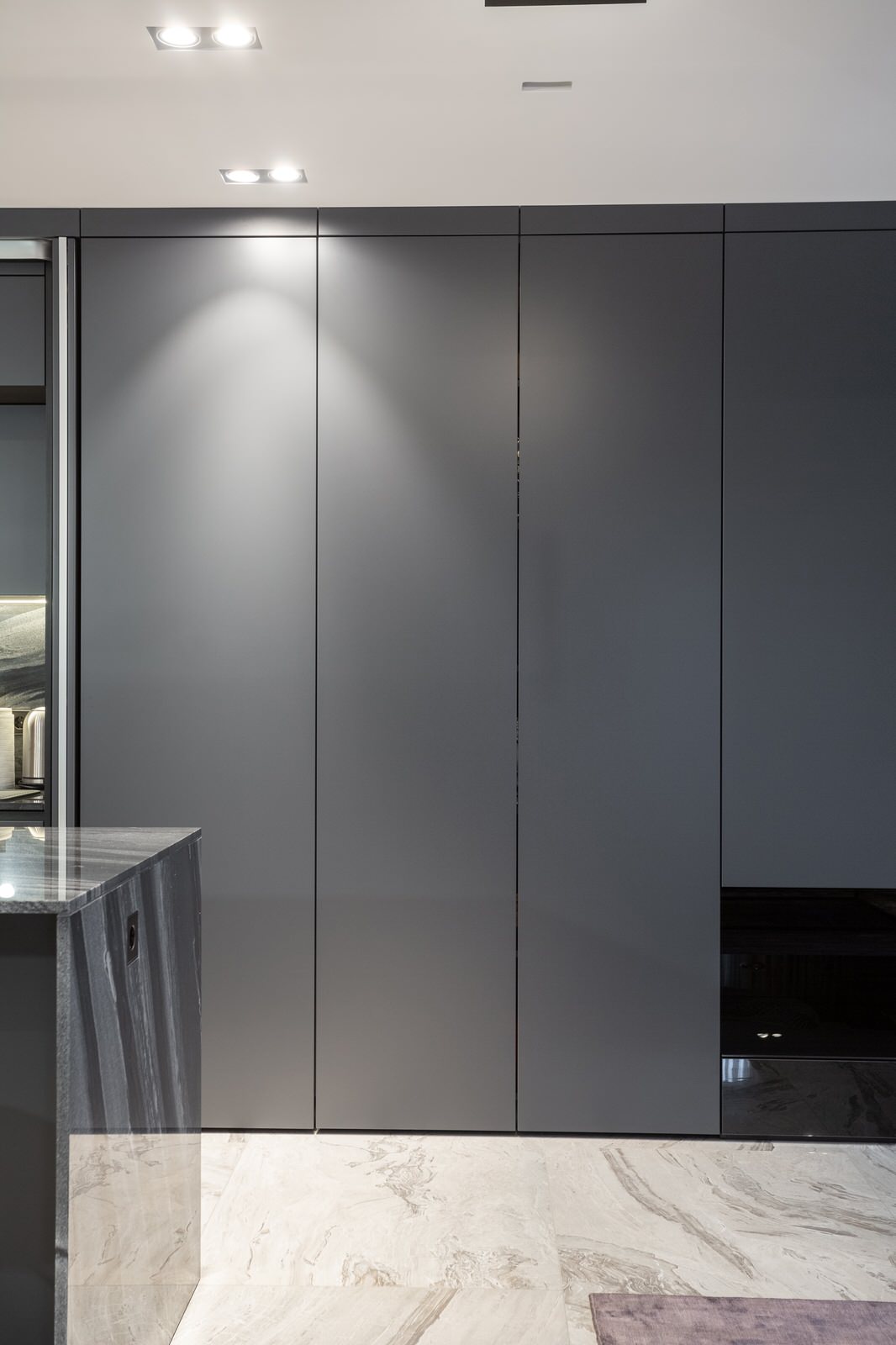 кухня серый камень