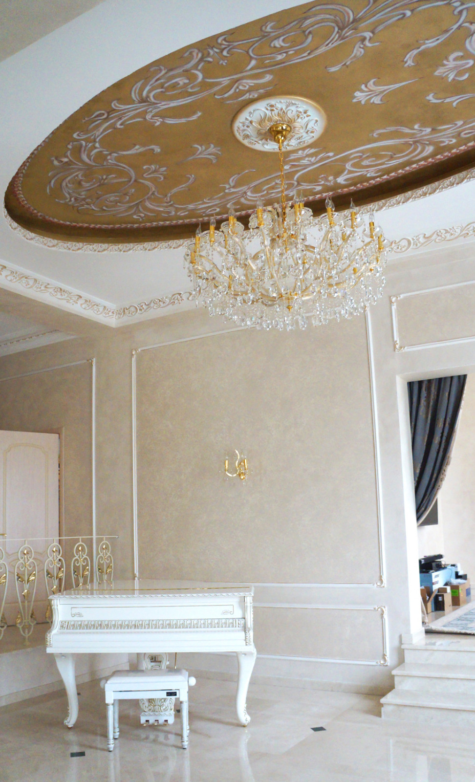 Роспись потолков в гостинной загородного дома