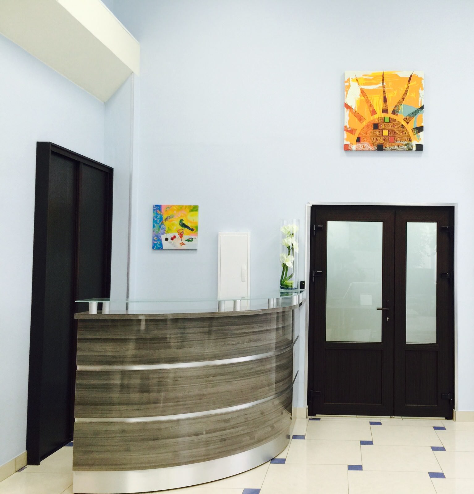 Офис с деревьями