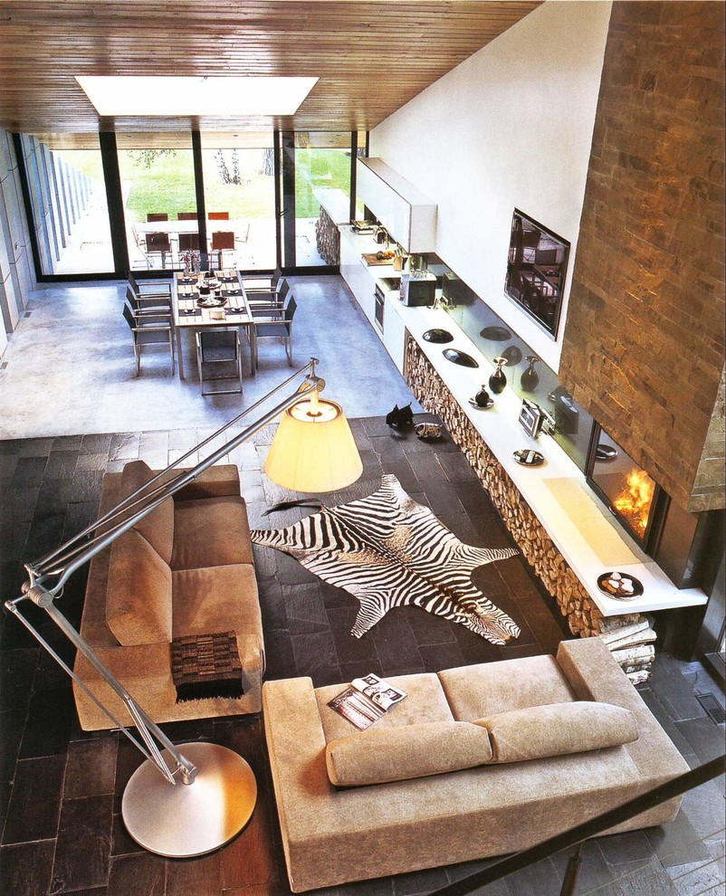 Дом в соснах у пруда