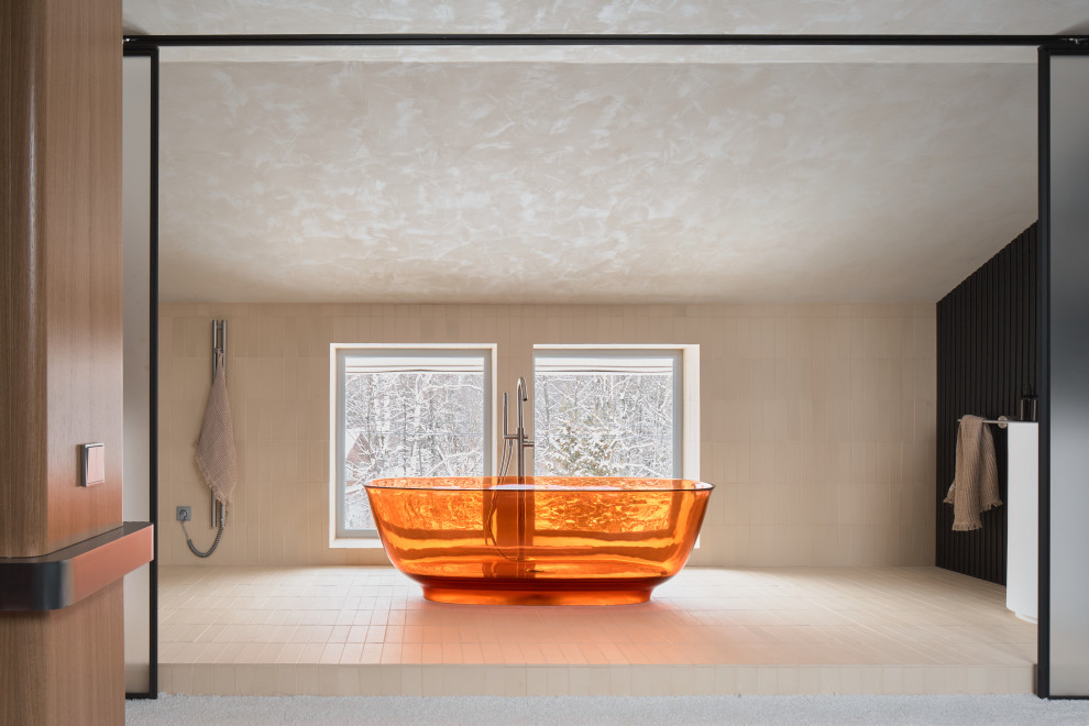 Спальня с прозрачной ванной