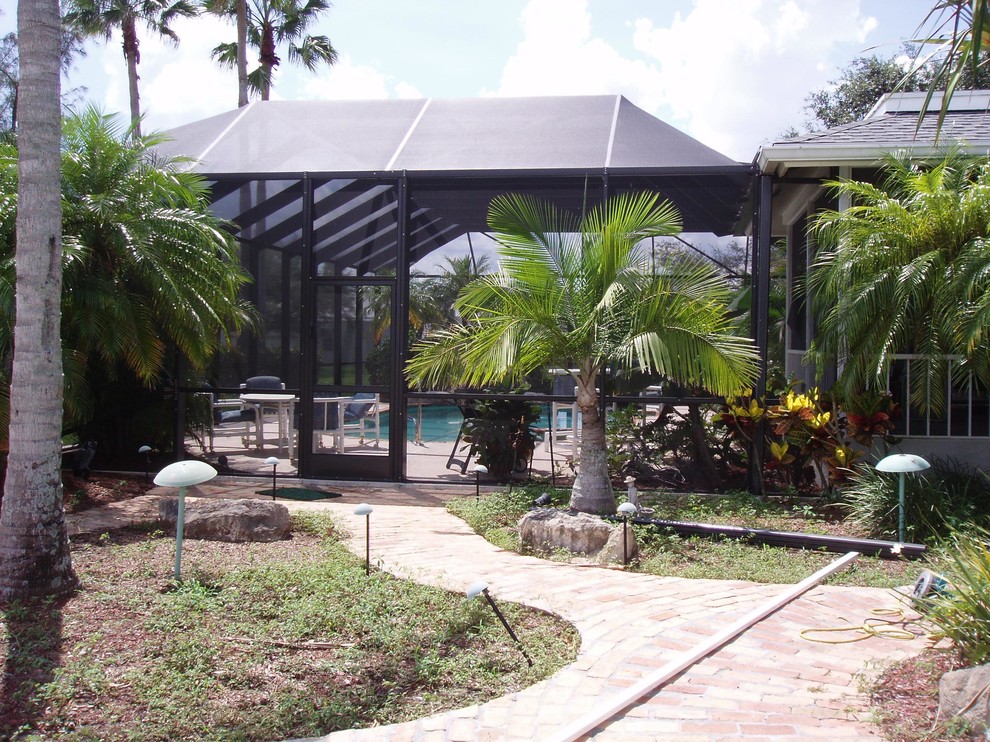 Вольер с навесом из поикарбоната для бассейна и патио