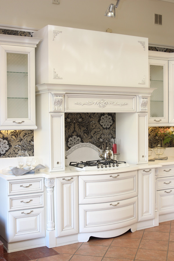 Белая кухня в викторианском стиле (реализованный проект)