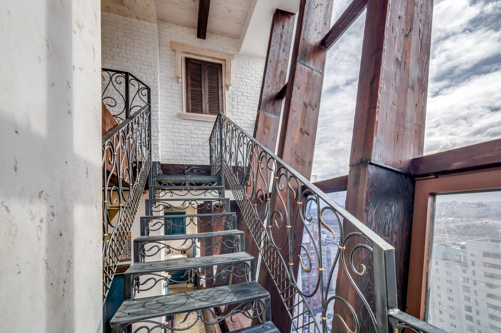 Пентхаус в Санкт-Петербурге. Мебель и отделка из массива.