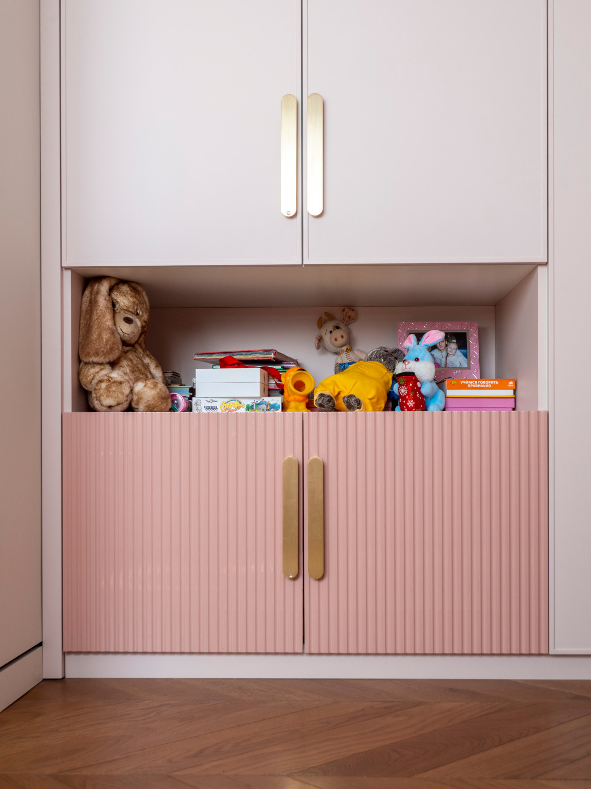 Меблировка детской в розовых тонах