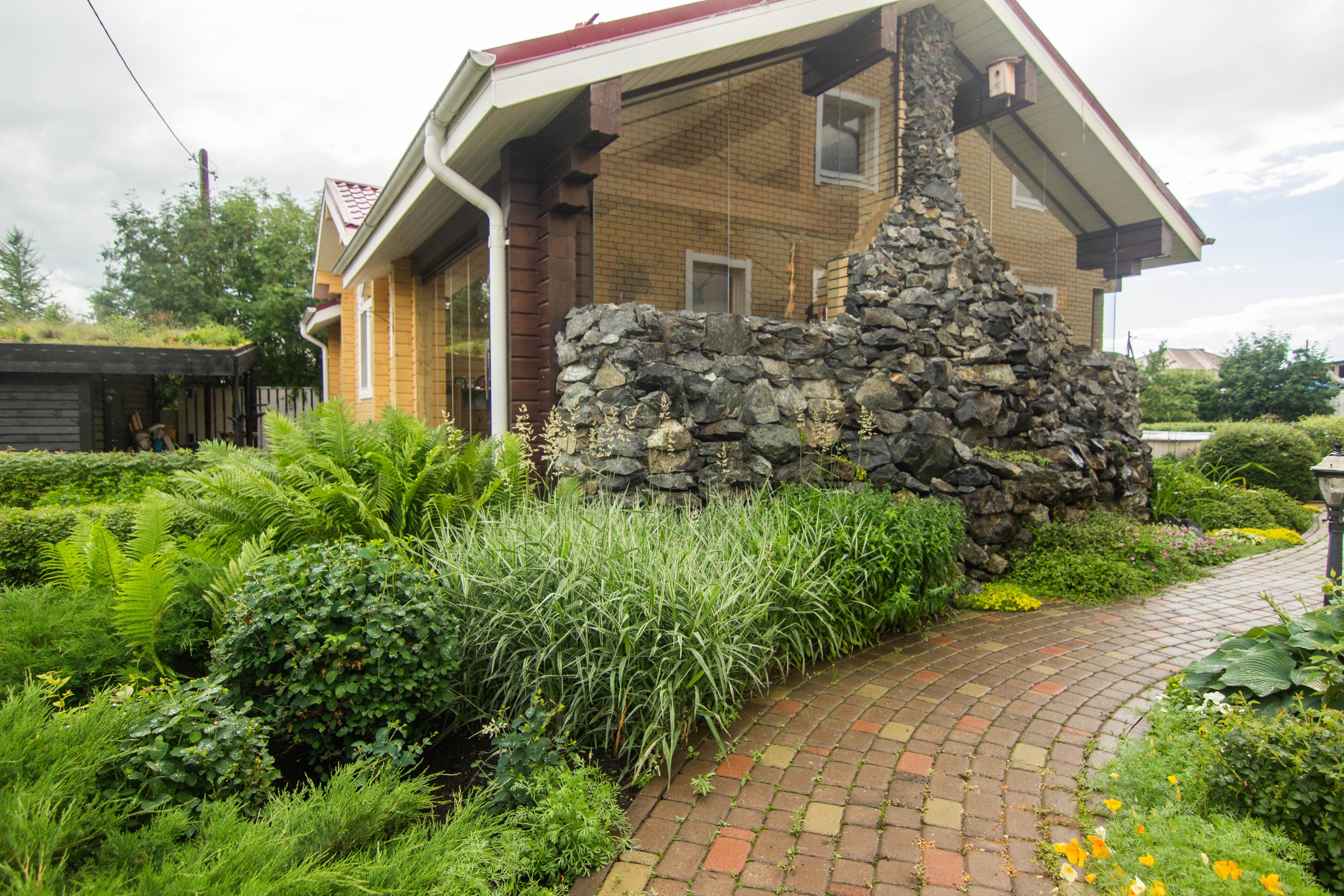 Сад с зеленой крышей