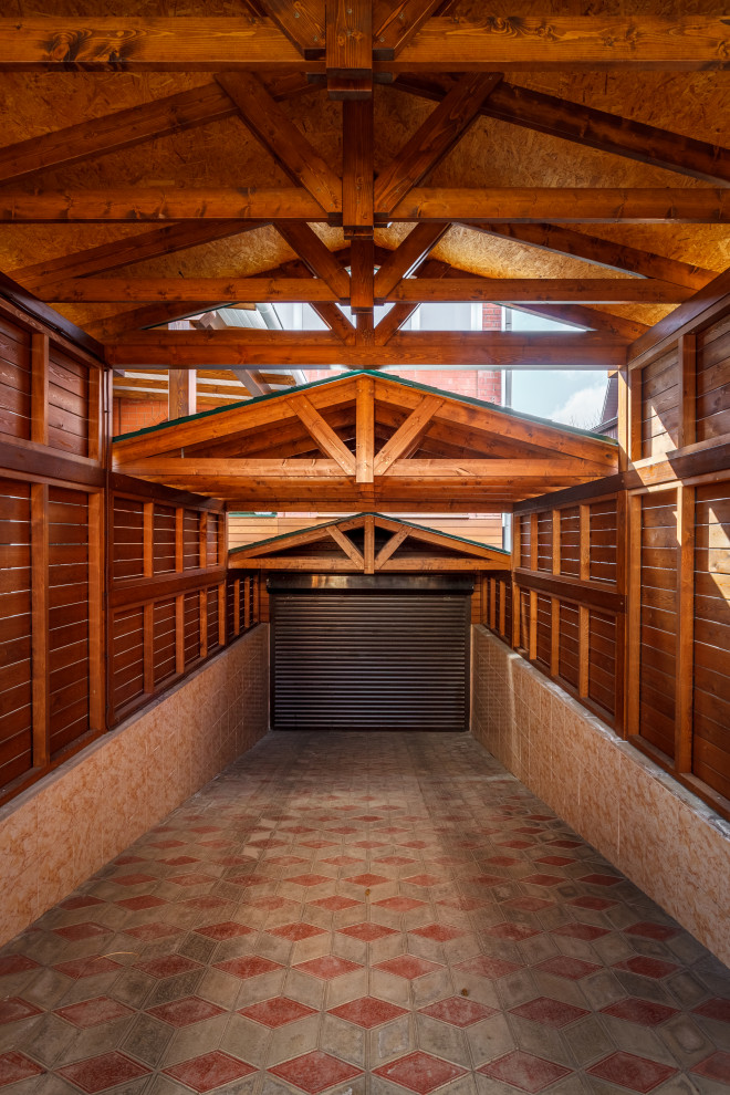 Заезд в гараж. Навес из натурального дерева.