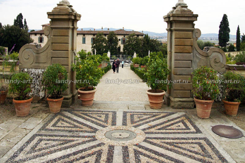 Мощение узорами с использованием разных материалов.