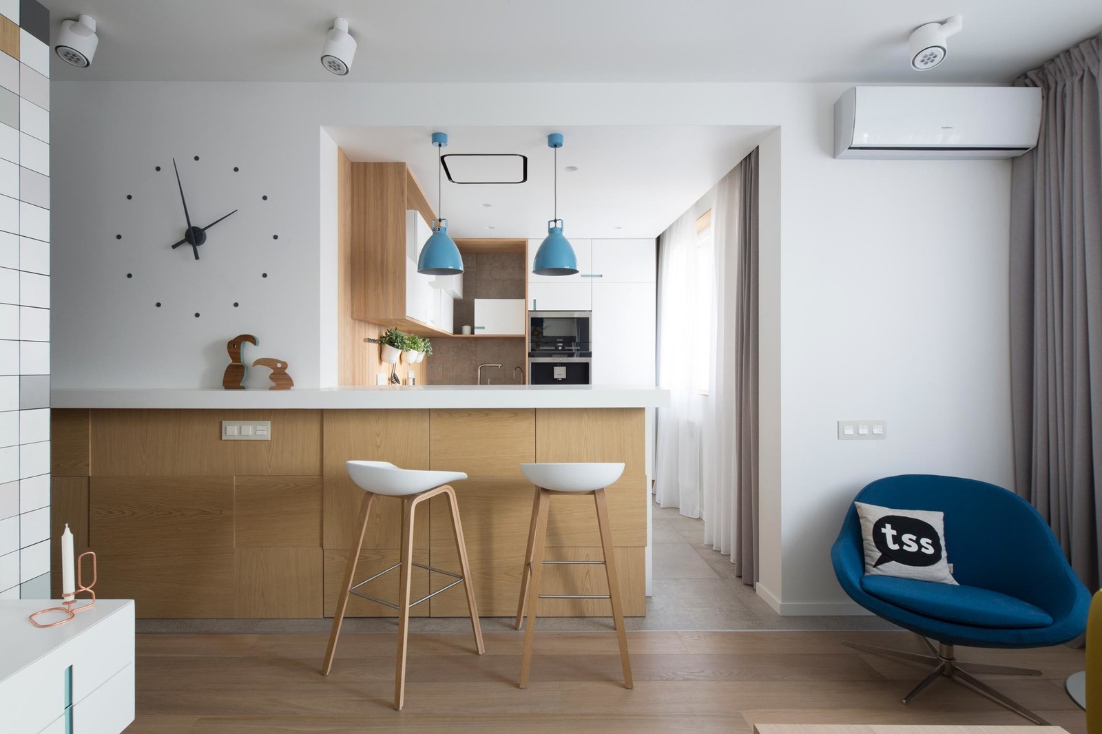 Houzz тур: Подиум в спальне, куб в гостиной