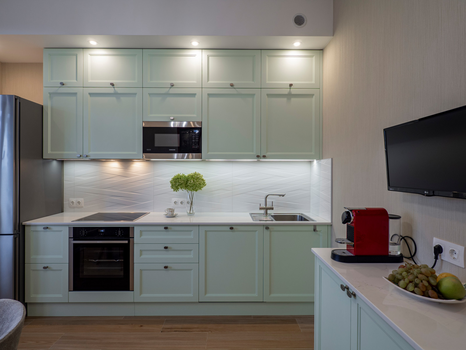 Нежная светло-мятная кухня в стиле неоклассика