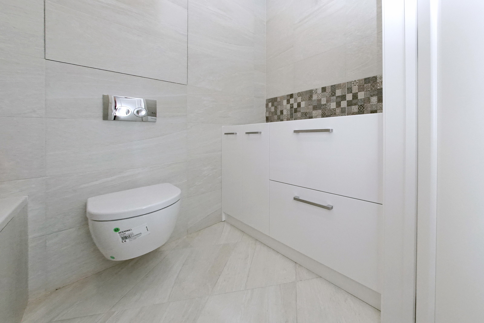 Прихожая, хозшкаф и ванная - всё в белом!