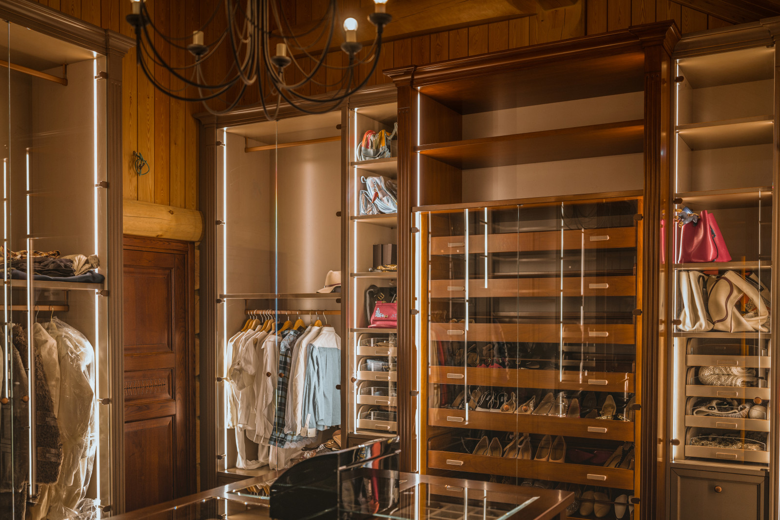 Агиос. Гардеробная в деревянном доме