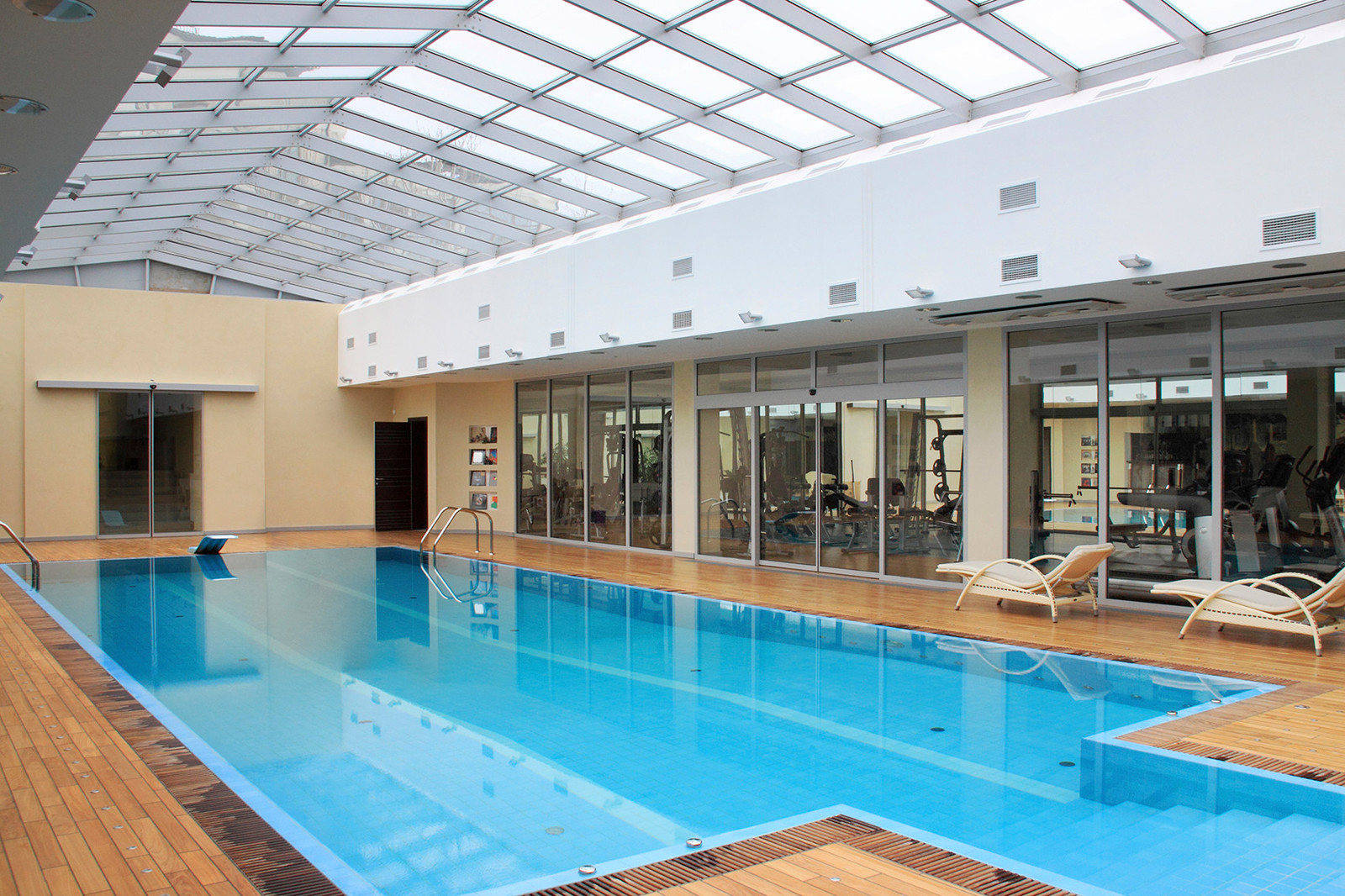 Бассейн. Резиденция Монолит