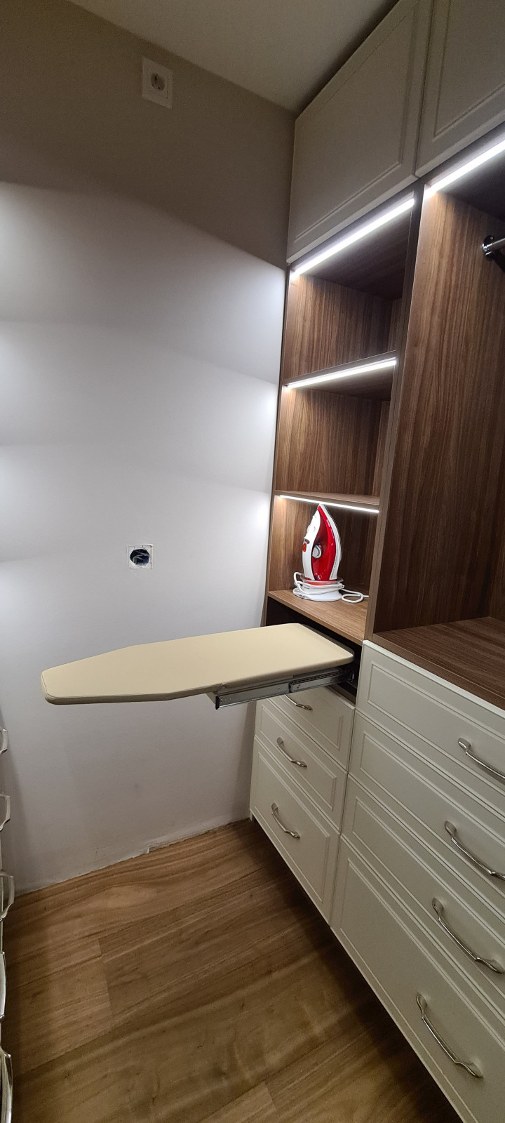 Гардеробная с гладильной доской